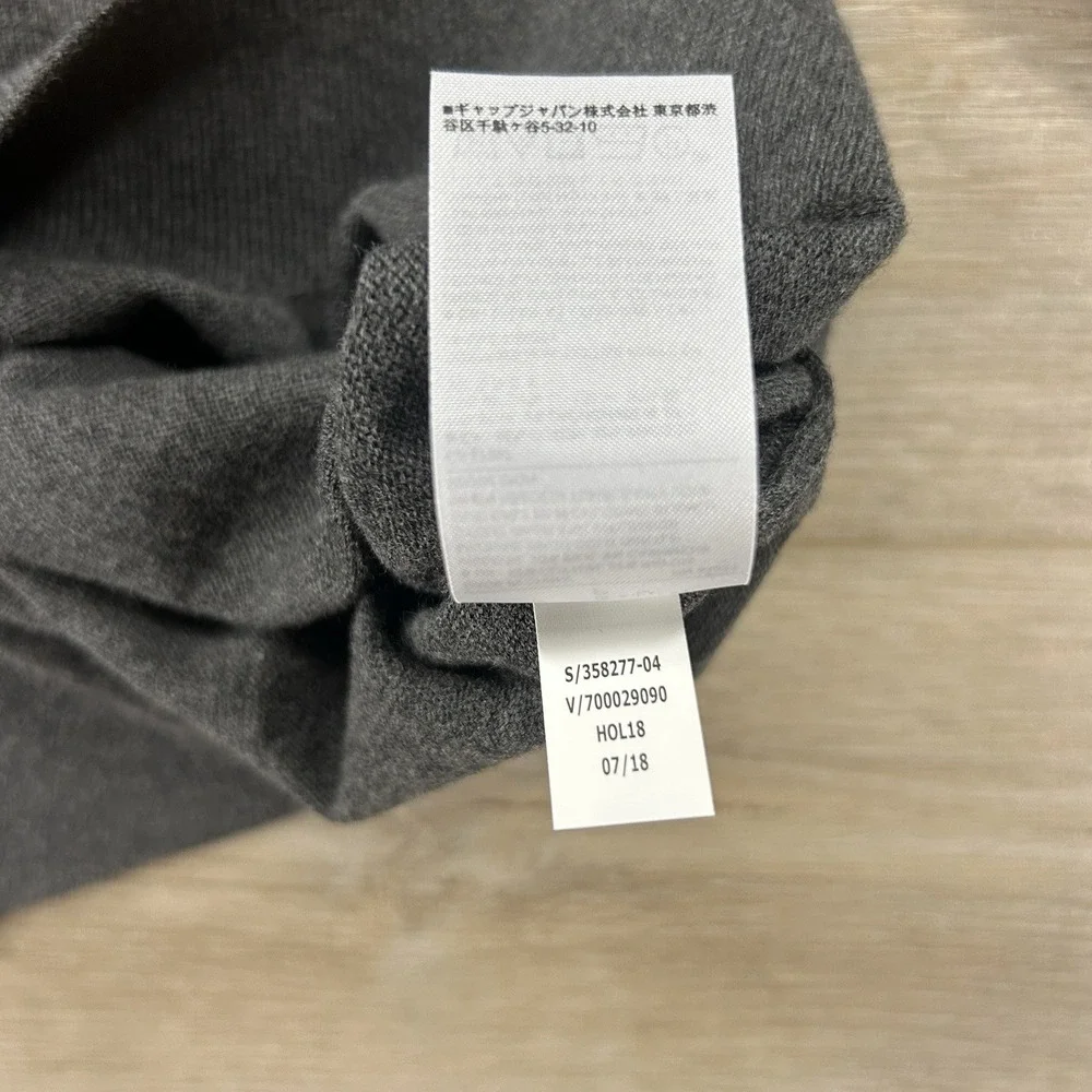 NWT Banana Republic Men's Small Premium Luxe Yarn Gray V-Neck Sweater